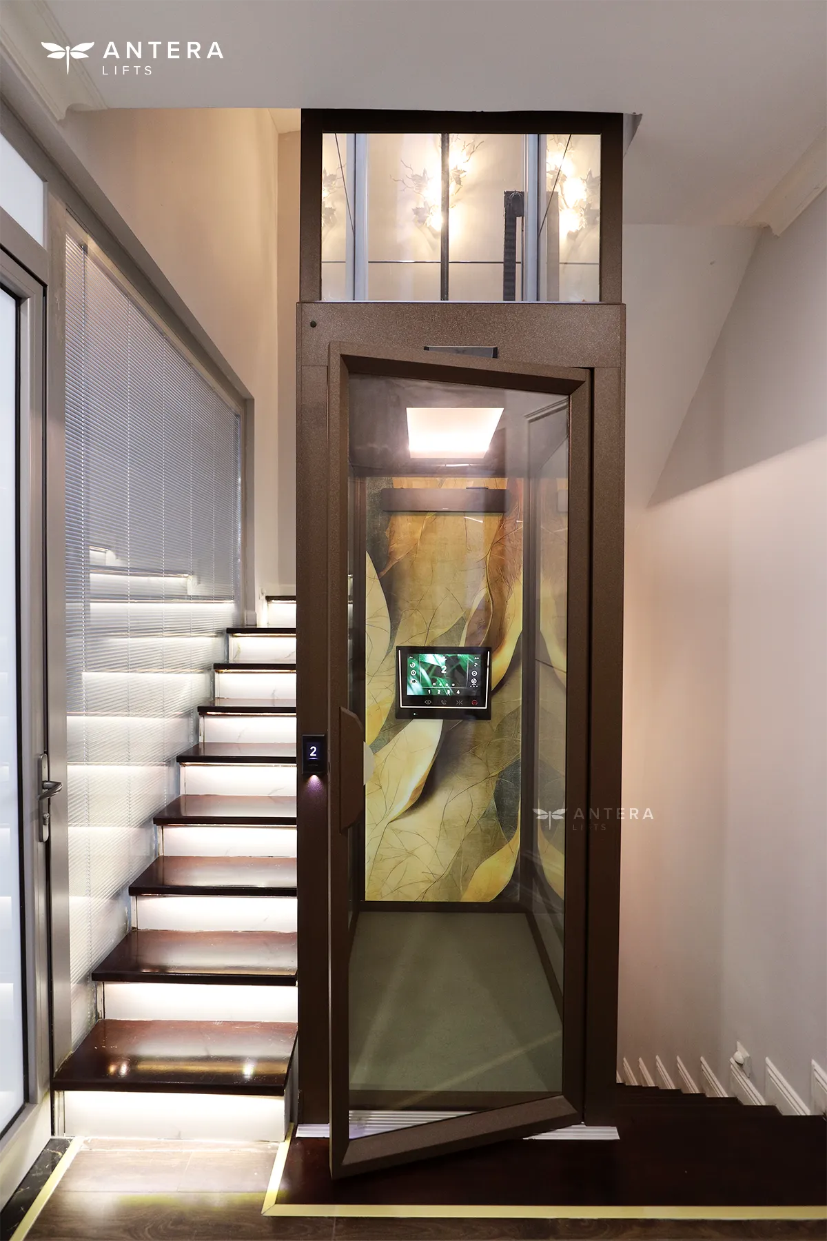 Thiết kế giếng thang 4 mặt kình giúp cho không gian được thông thoáng.